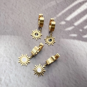 Boucles d'oreilles créoles soleil en acier inoxydable plaqué or 18K finition polie