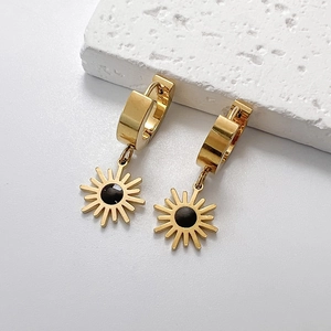 Détail de boucles d'oreilles en acier inoxydable 18K avec pendentifs soleil noirs