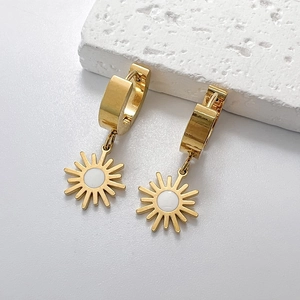 Boucles d'oreilles soleil en acier inoxydable plaqué or 18K sur pierre blanche