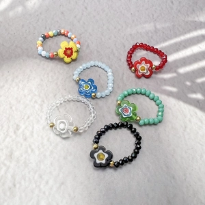 Sechser-Set Vintage-Perlenringe mit Blumenanhängern in bunten Farben und Goldakzenten