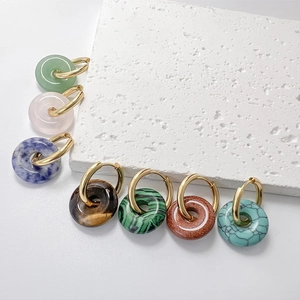 Set aus Edelstahl-Gold-Creolen mit sieben bunten Naturstein-Donut-Anhängern im Set
