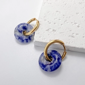 Detailansicht minimalistischer goldener Edelstahl-Ohrringe mit blauen Steinkreisen