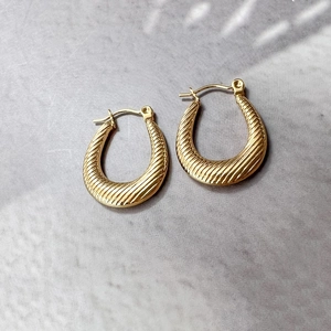 Boucles d'oreilles dorées en forme de U minimalistes avec texture spirale sophistiquée