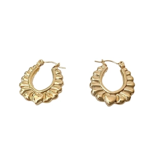 Boucles d'oreilles minimalistes en forme de U en acier inoxydable avec charme cœur et texture