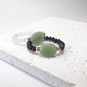 Anelli di perline luminosi bianco e nero con pietra ovale verde e accenti dorati