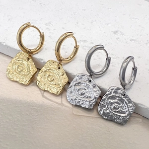 Pendientes de aro en acero dorado y plateado con colgantes cuadrados y relieve de ojo