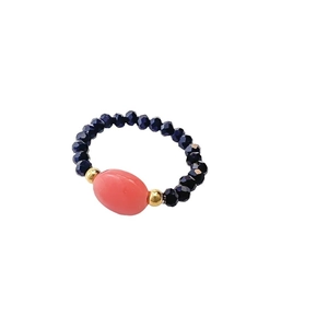Anello elastico minimalista con perline sfaccettate blu scuro e pietra ovale rosa