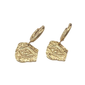 Pendientes de corazón y ojo dorados con textura martillada y diseño de ojo de la suerte