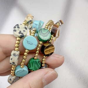Bracelet multicouche en pierres naturelles bohème avec perles en acier inoxydable doré 18K