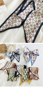 Détail de foulards au toucher soie avec motifs mors et fleurs sur tissu de qualité