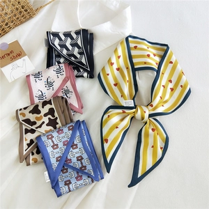 Cinq longs foulards en soie assortis avec motifs géométriques et animaliers pour cheveux