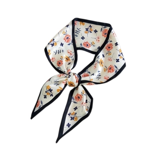 Foulard étroit en soie crème avec imprimé floral orange et bordure noire élégante