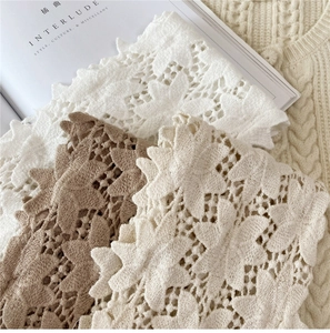 Gros plan d'écharpes brodées en dentelle florale aux tons blanc et beige élégants
