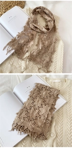 Détail d'une écharpe en dentelle florale marron avec crochet ajouré et finitions à franges