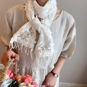 Écharpe en dentelle florale blanche avec pompons bohèmes et broderie évidée