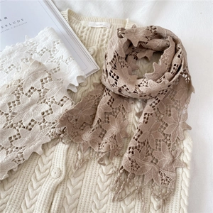 Écharpe élégante en dentelle de coton avec franges et motifs de feuilles beige