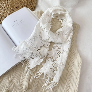 Écharpe élégante en coton crocheté blanc avec franges pour femmes vue de dessus raffinée