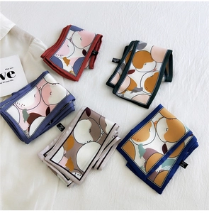 Détail de cinq foulards en soie colorés avec motifs de pêches et bords surpiqués