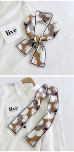 Détail d'un long foulard en soie avec un motif géométrique abstrait aux tons pastel