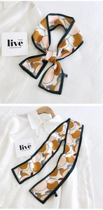 Détail d'un long foulard en soie style français avec motif géométrique sur chemise