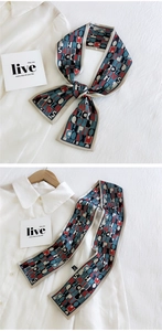 Foulard toucher soie avec imprimé lettres rétro porté sur chemise blanche et cintre