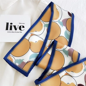 Foulard long twilly en soie avec motif orange abstrait et bordures bleu roi
