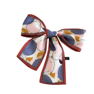 Foulard en soie élégant pour cheveux avec motifs géométriques et taches abstraites