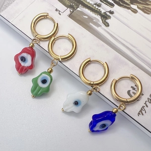 Lot de quatre boucles d'oreilles Main de Fatma dorées avec pendentifs Œil bleu en quatre couleurs
