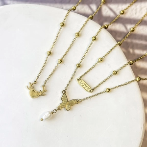 Collana in acciaio inossidabile dorato con pendenti a farfalla love e perla elegante