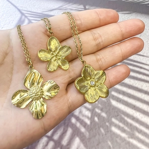 Flower Pendant Necklace Stainless Steel Gold Plated Rhinestone Retro Niche Design Elegant Jewelry For Women