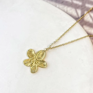 Vintage golden flower pendant necklace in stainless steel with realistic petal textures
