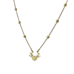 Collana in acciaio inossidabile dorato con cuore e corna su sfondo bianco puro