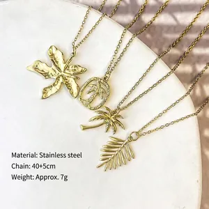 Collier en acier inoxydable doré avec pendentifs tropicaux palmier et feuille martelés