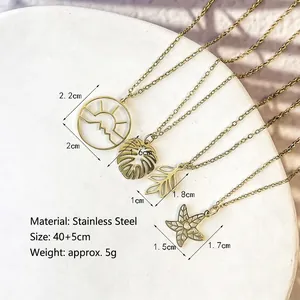 Lot de quatre colliers en acier inoxydable doré avec pendentifs montagne, feuille et étoile