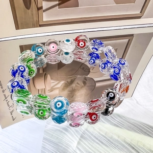 Λεπτομέρεια από πολύχρωμες χάντρες Evil Eye και ελαστικό βραχιόλι με κρυστάλλους