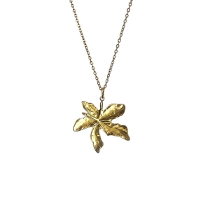 Collier en acier inoxydable doré avec pendentif feuille et texture martelée