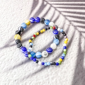 Bunte Millefiori-Glasperlen-Armbänder mit Spiralmuster und lebendigem Sommer-Design