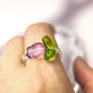 Elastic beaded ring featuring purple tulip flower and green leaf charms for women