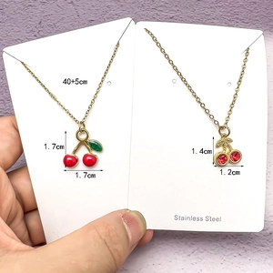 Colliers en acier inoxydable doré avec pendentifs cerises en émail et cristaux rouges