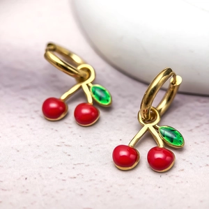Boucles d'oreilles cerises avec émail rouge et finition en acier doré inoxydable