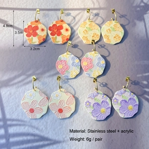 Bunte lackierte Blumen C-Ohrringe aus goldenem Edelstahl und Acryl für Damen