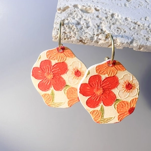 Bunte Ohrringe mit Ölmalerei-Blumenmuster in goldenen C-förmigen Edelstahl-Creolen
