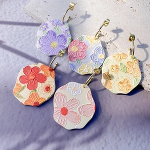 Künstlerische Ölgemälde-Blumenohrringe in C-Form mit lebendigen 3D-Sommertexturen