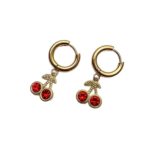 Boucles d'oreilles créoles dorées en acier avec pendentifs cerises en cristal