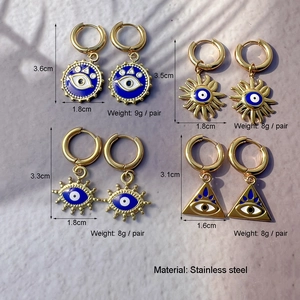 Boucles d'oreilles pendantes en acier doré avec œil en émail bleu en quatre styles variés