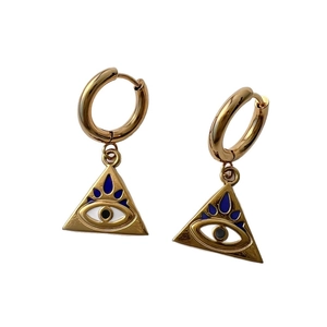 Boucles d'oreilles Evil Eye dorées avec émail bleu et blanc sur fond blanc pur
