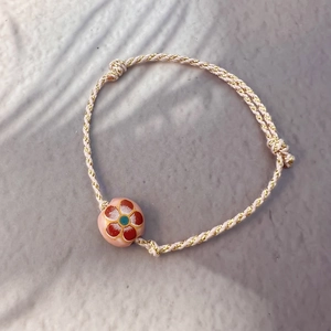 Bracciale bohémien fatto a mano in corda intrecciata rosa con perla in ceramica fiore di prugna