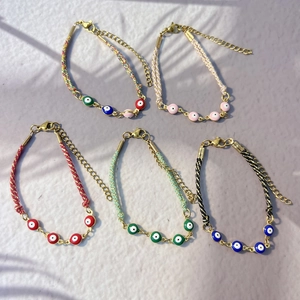 Cinque braccialetti con malocchio in corda intrecciata e catena placcata oro 18 carati