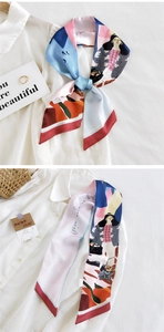 Détail d'un foulard étroit en soie à imprimé dessin animé sur chemise blanche