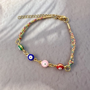 Dettaglio del bracciale colorato Evil Eye con catena dorata 18K e perline in smalto